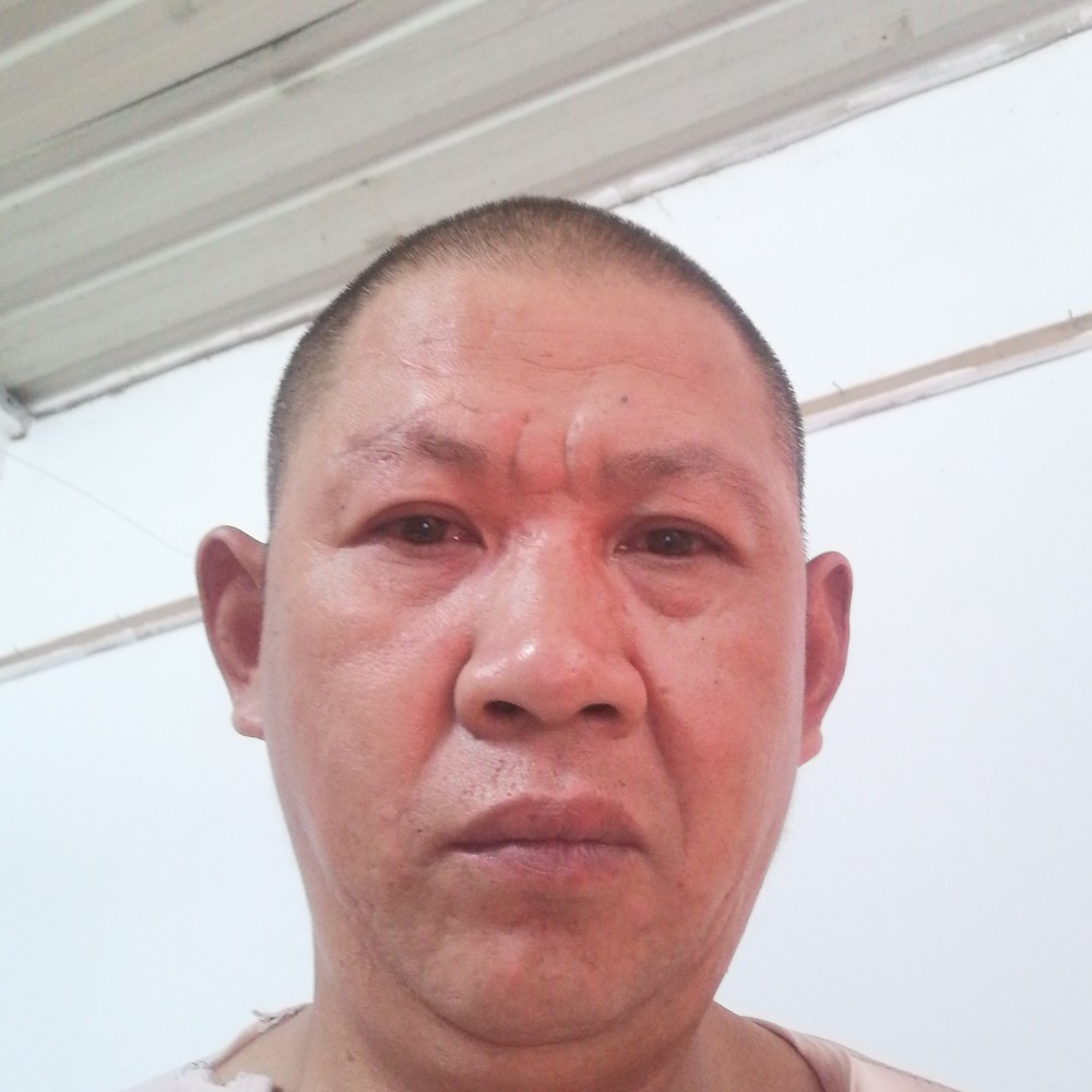 年轻挽手盼望的照片