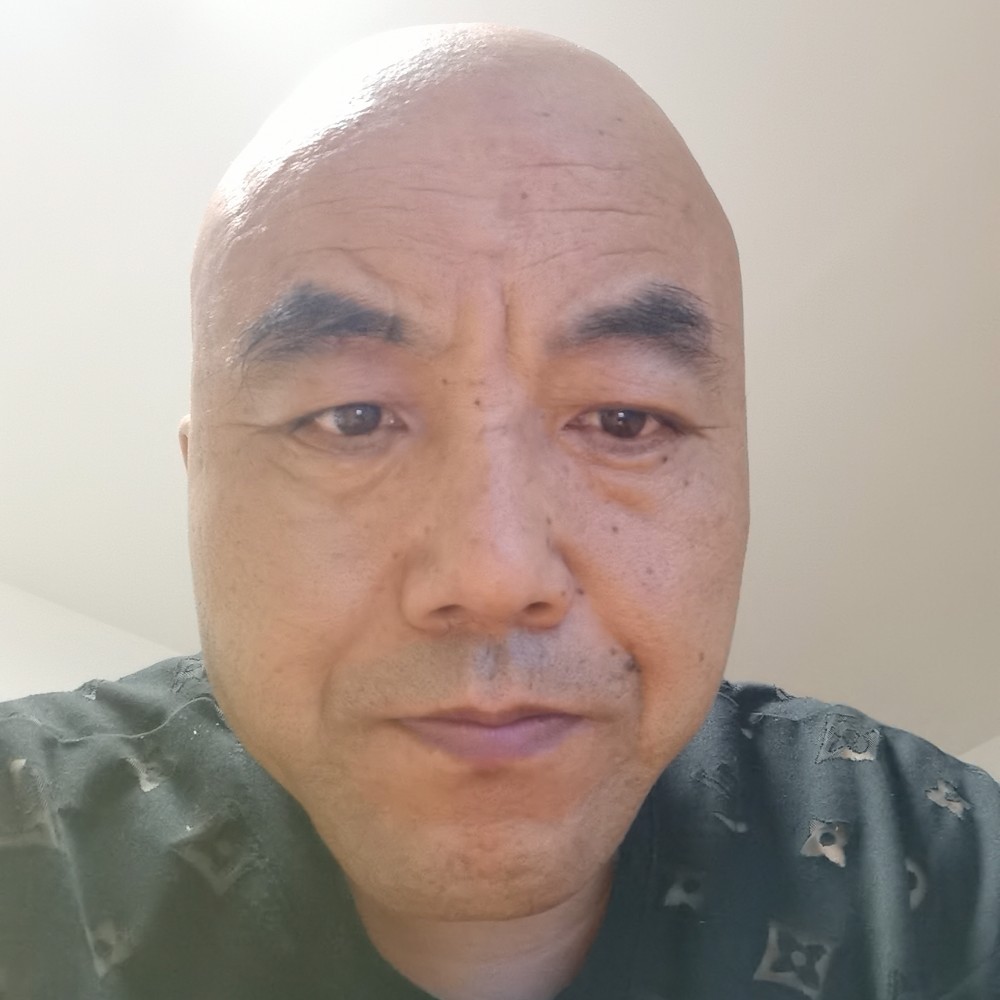 威武凝眸巨人的照片