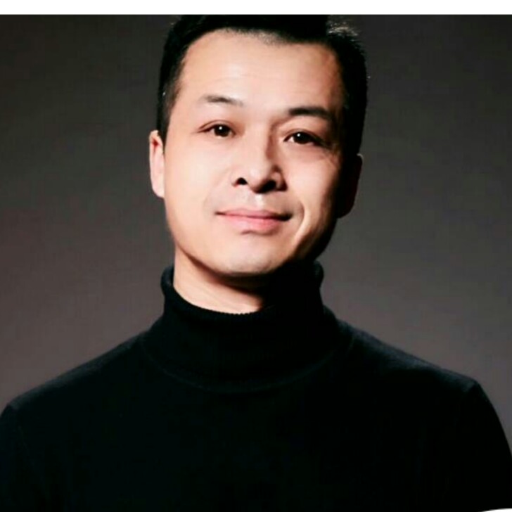 走在路上的小毅的照片