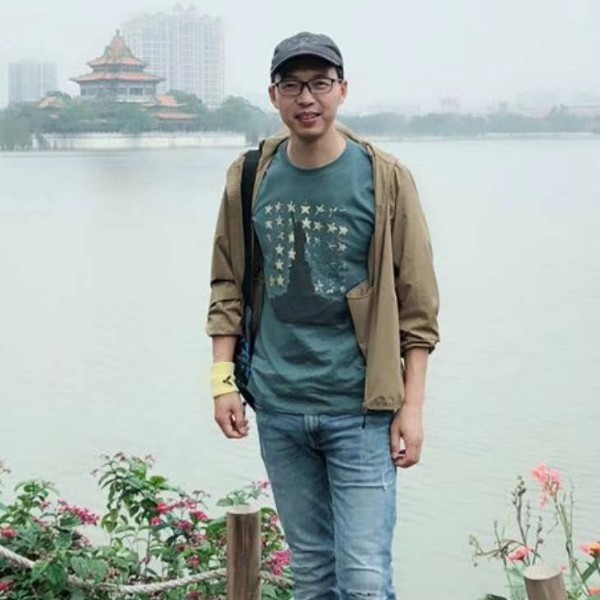 漠然漫步含羞草的照片