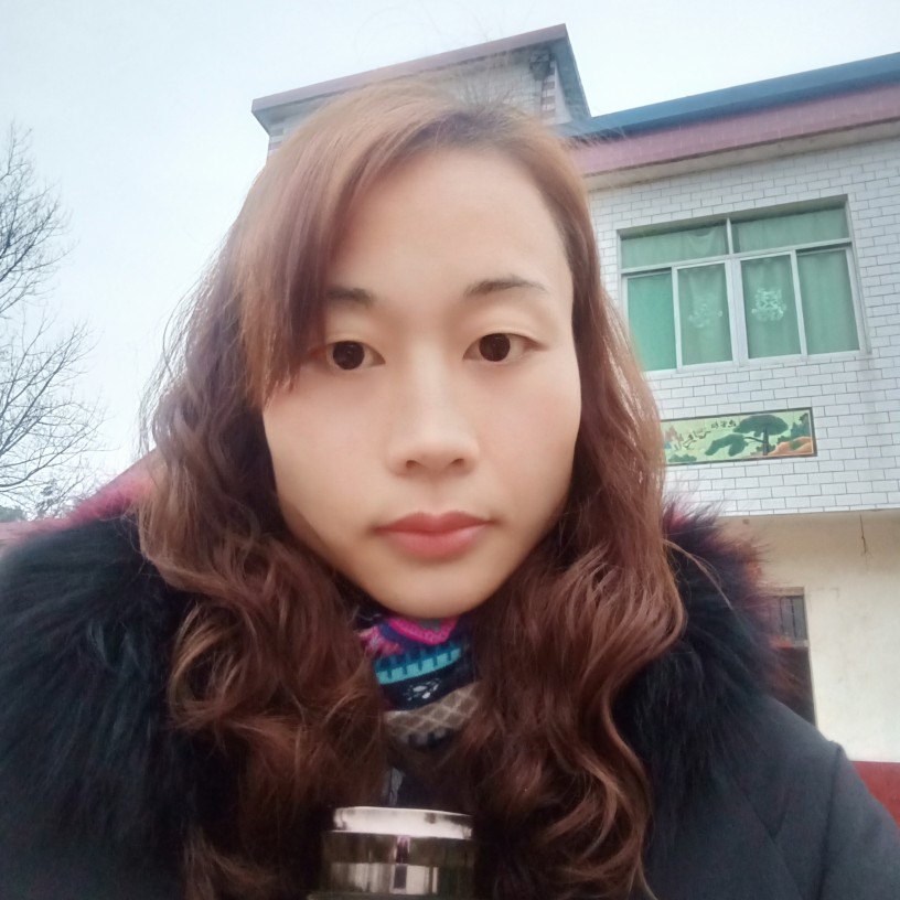 风中呵护小草的照片