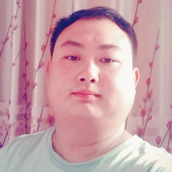 英俊迎鲜花的照片
