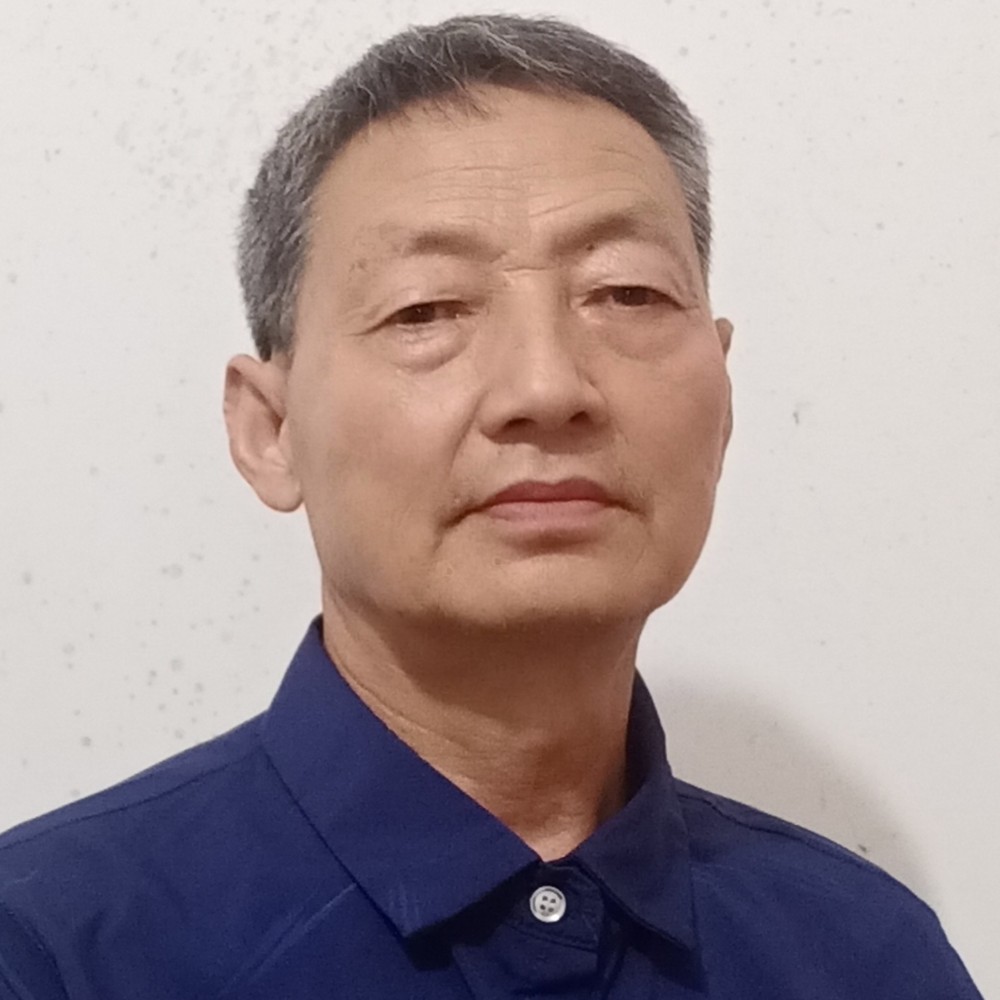 发卡蹙眉迷茫的照片