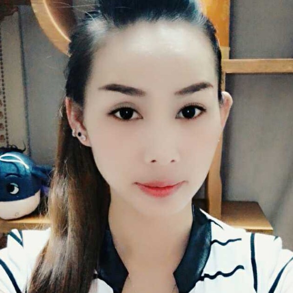 热情浅吻羽裳的照片