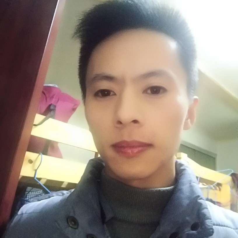 小伙浅吻的照片