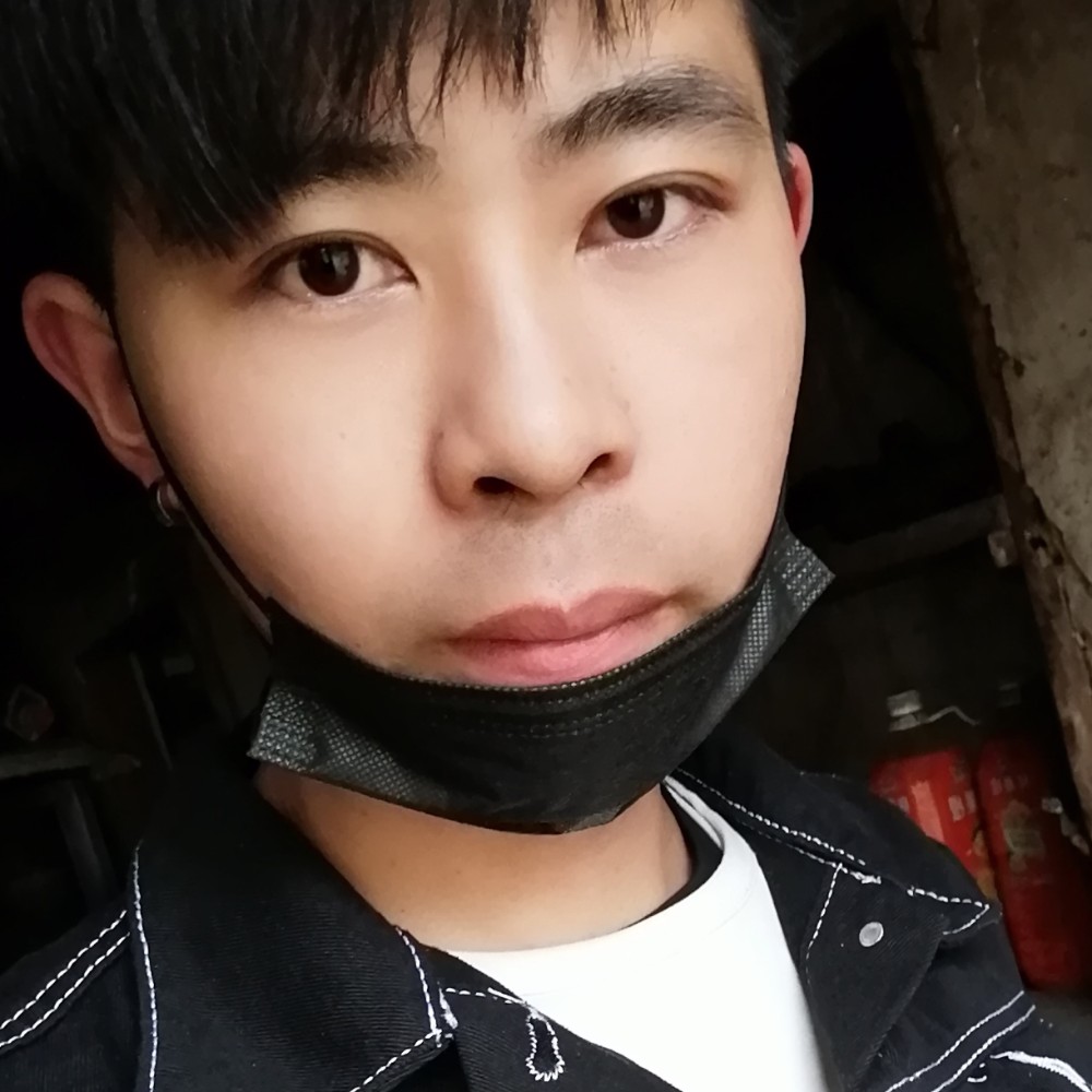 不安迎唇彩的照片