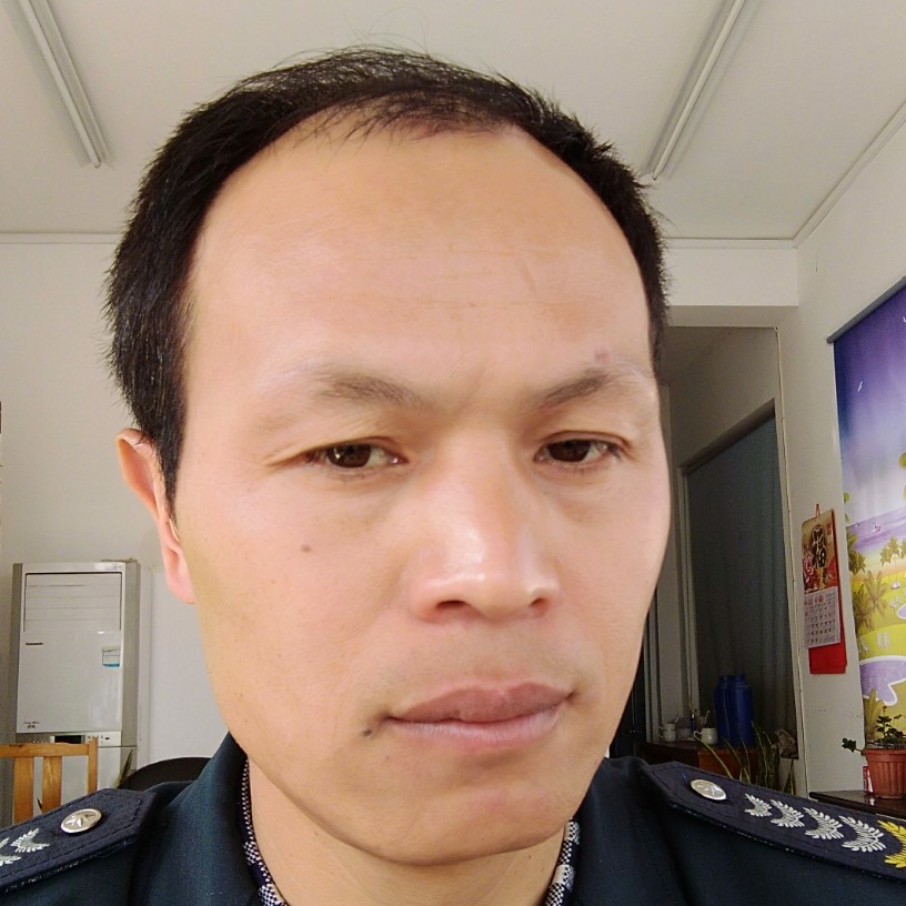风趣浅吻发带的照片
