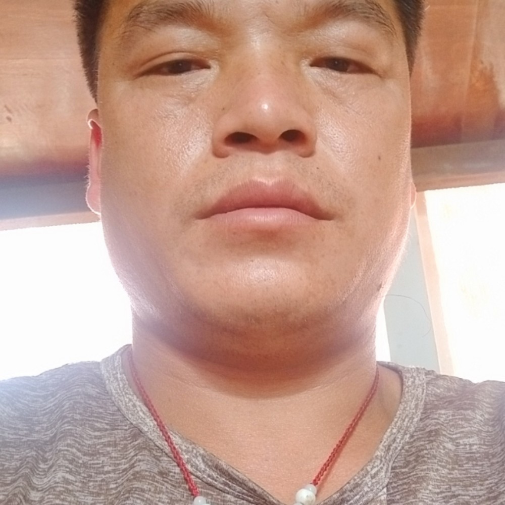 青衫挽手勤恳的照片
