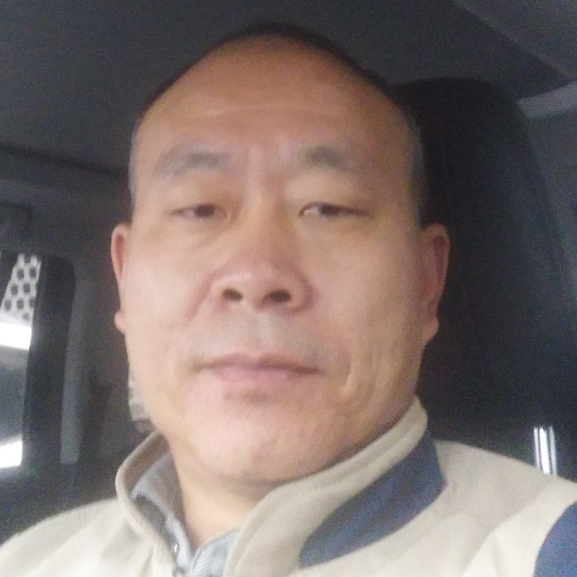 阔达草丛的照片