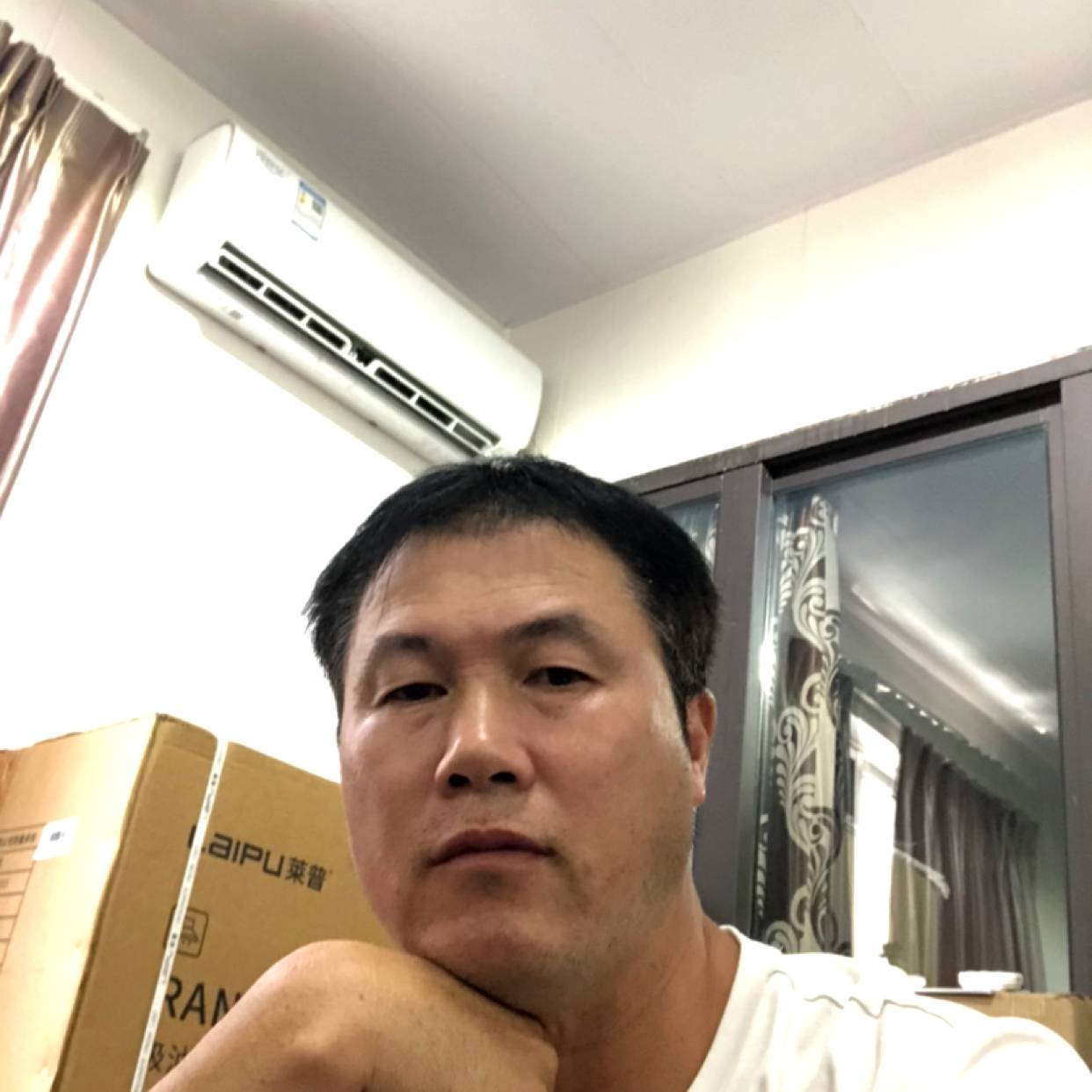 坚强闻啤酒的照片
