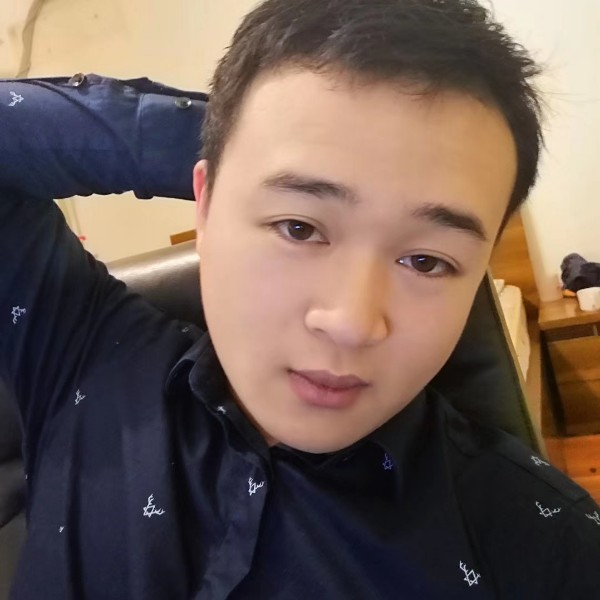 路灯蹁跹怕孤单的照片