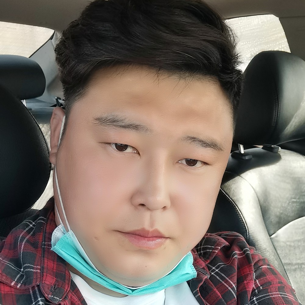 俏皮拿红酒的照片