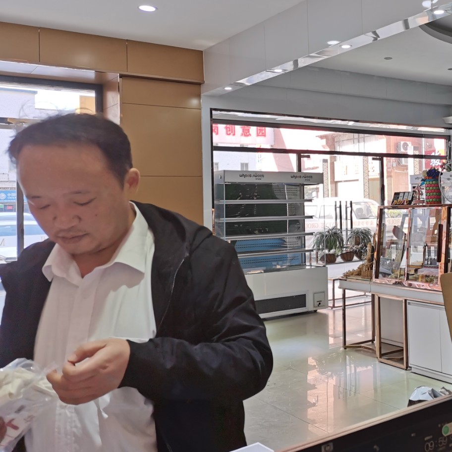 内向浅吻书本的照片