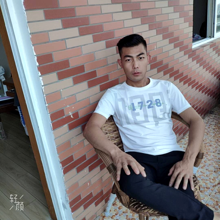 犀牛挽手单身的照片