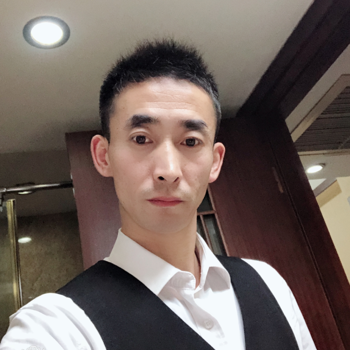 仰望星空的照片