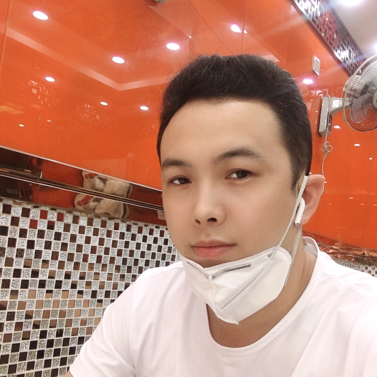 小甜瓜向冷静的照片
