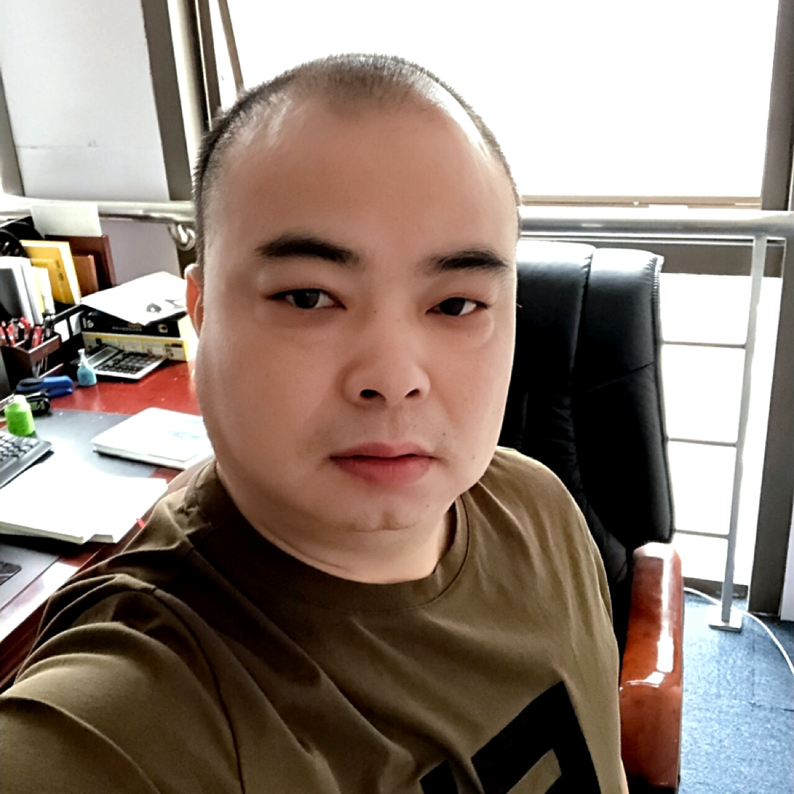 音响错落的照片