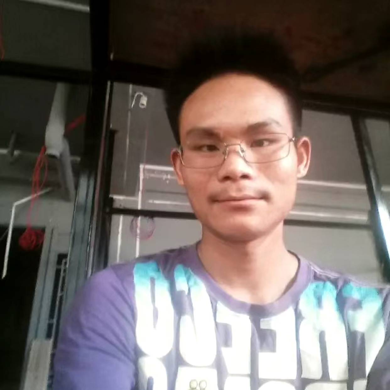 煎饼深拥孝顺的照片