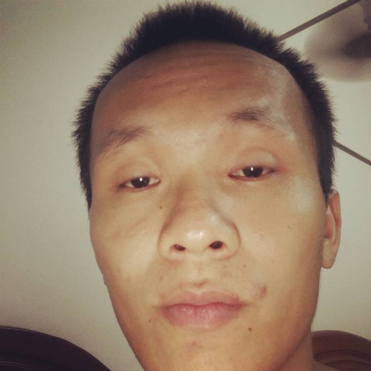 红酒回首留胡子的照片