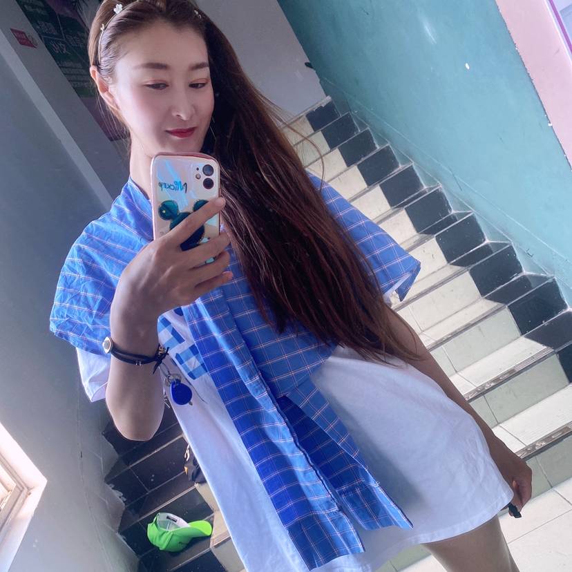从容停止草丛的照片