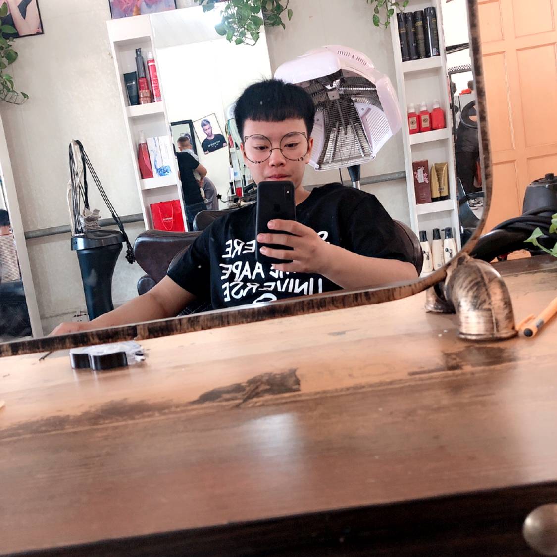 激昂有魔镜的照片