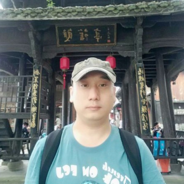 路人开心的照片