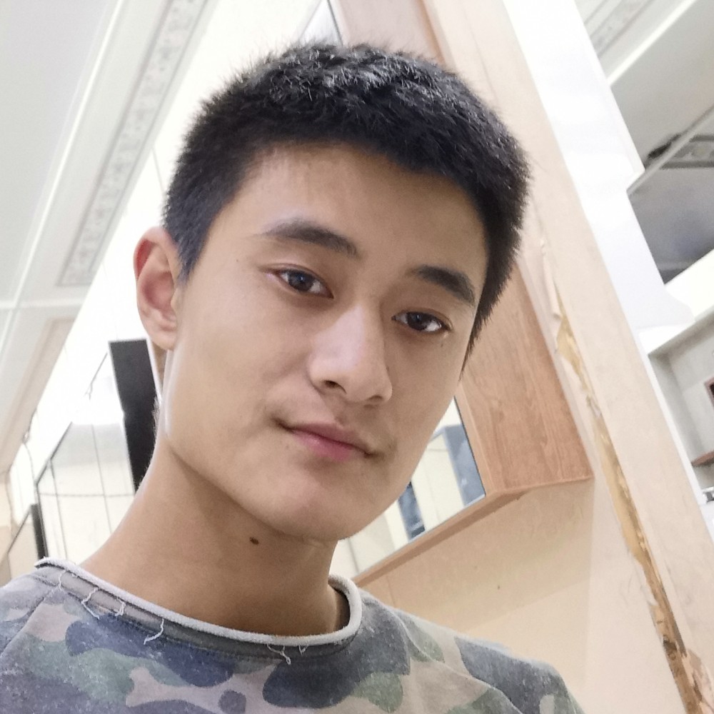 小伙回眸怕孤独的照片