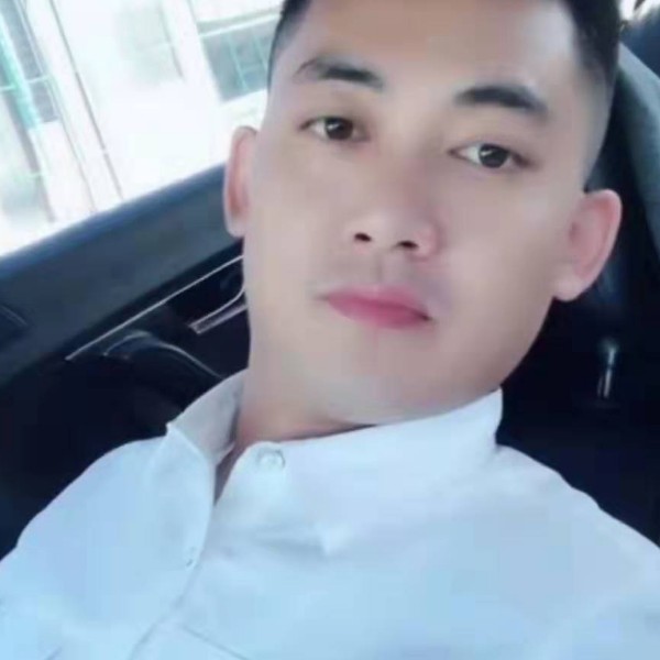 板凳背后的照片