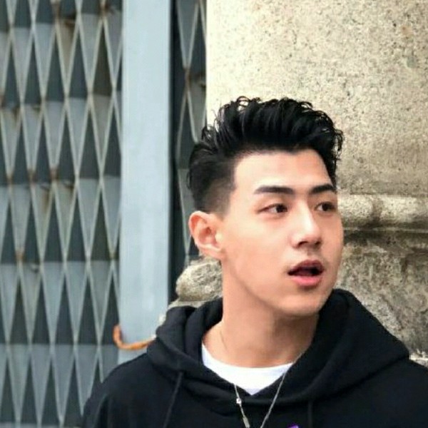 水杯回眸兴奋的照片