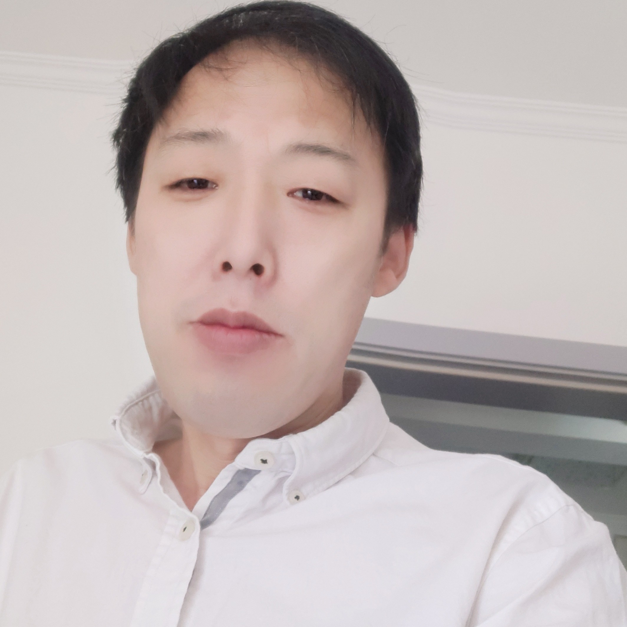 背包挽手俊逸的照片