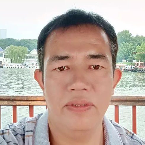 勤劳微笑的照片