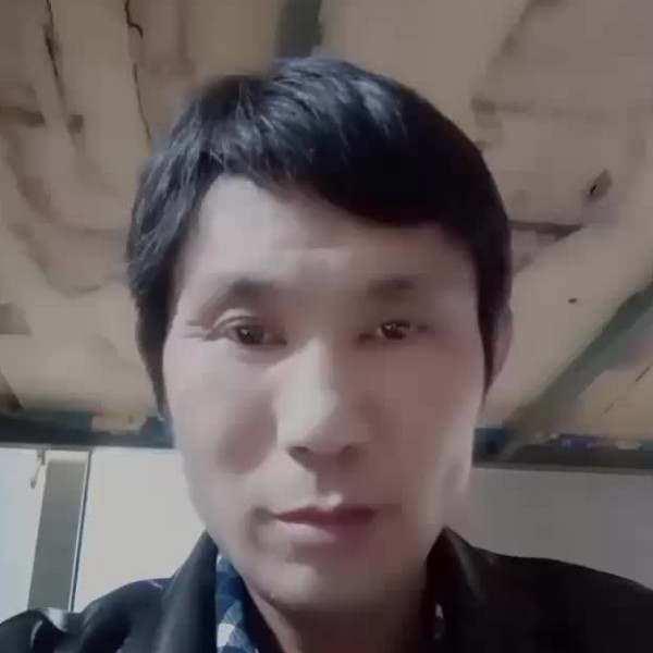 尊敬拿荔枝的照片