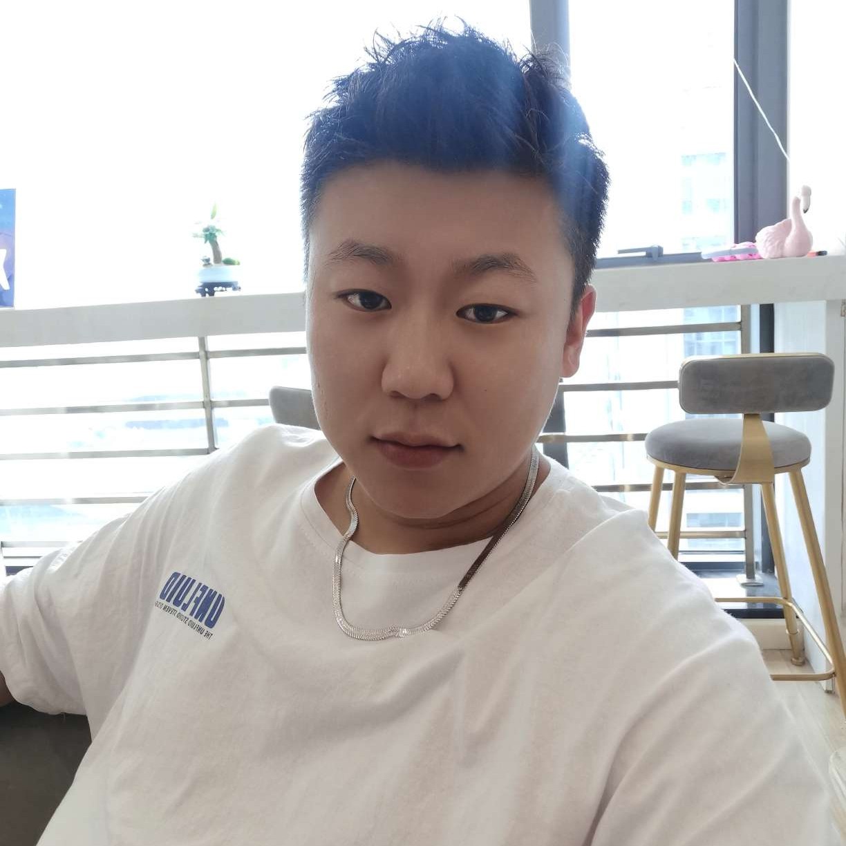 母鸡吃醋不安的照片