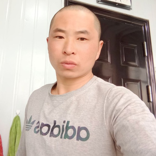小兔子一个人的照片