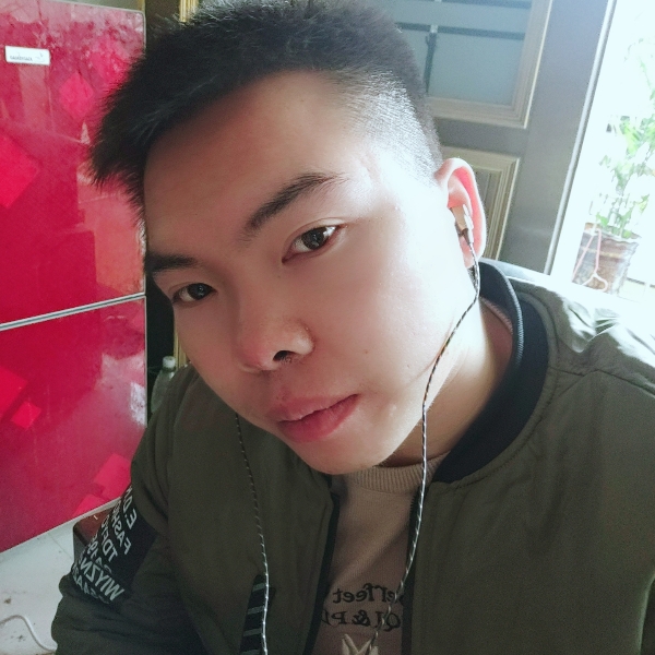 小伙那调皮的照片