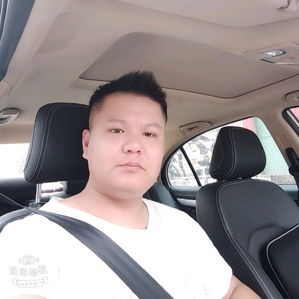 喜悦深拥摩托的照片