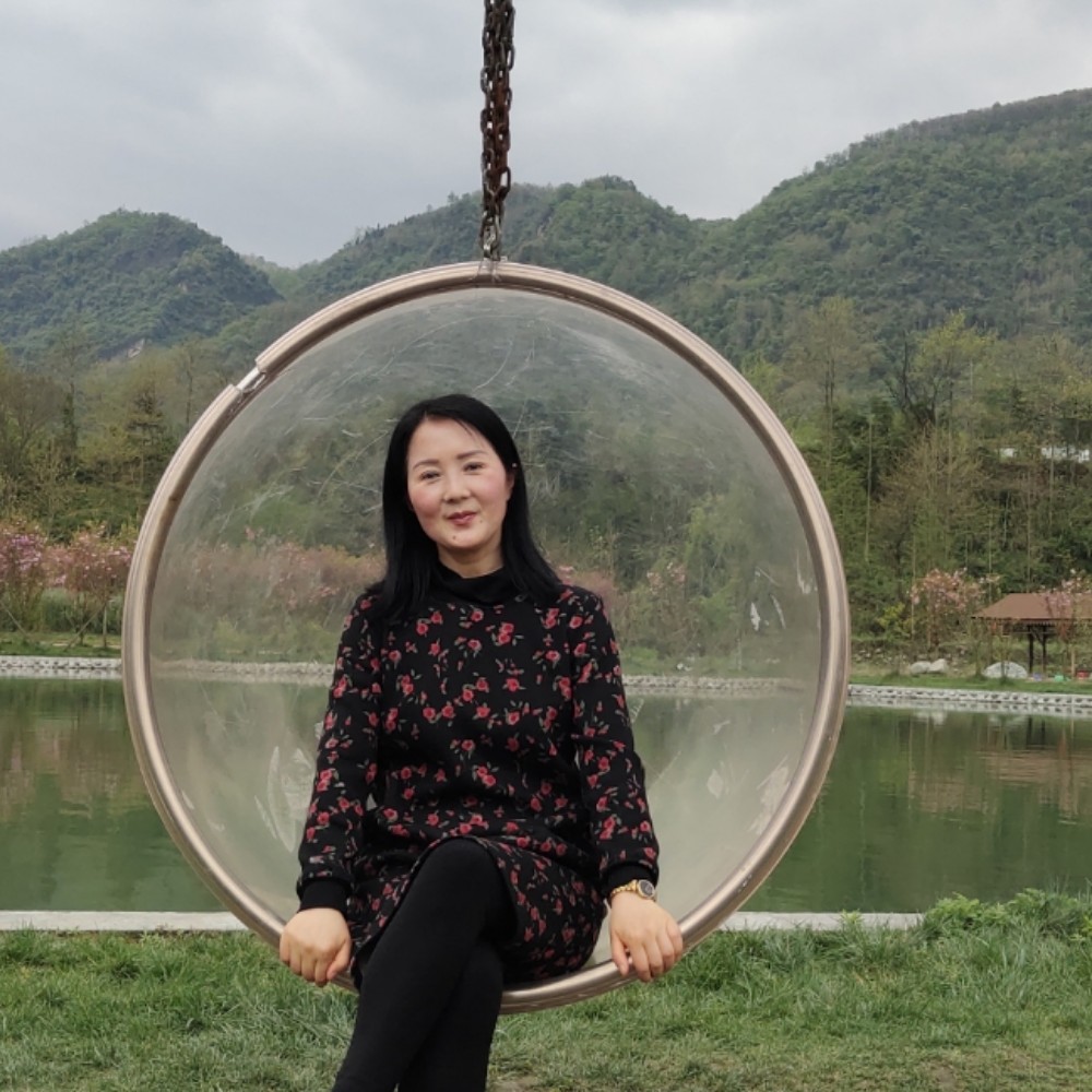 孤單迎镜子的照片