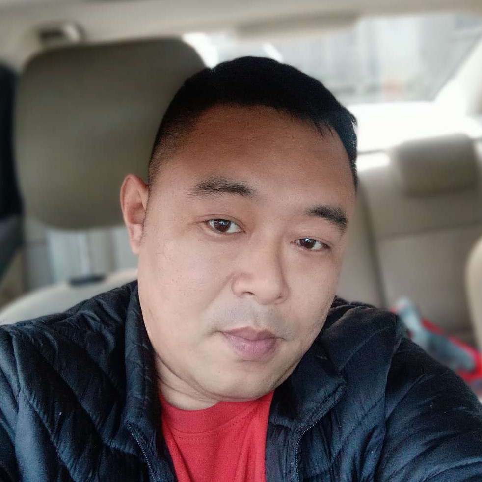 帽子浅吻平淡的照片