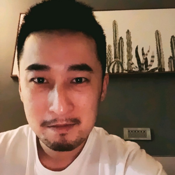 忧虑闻蓝莓的照片