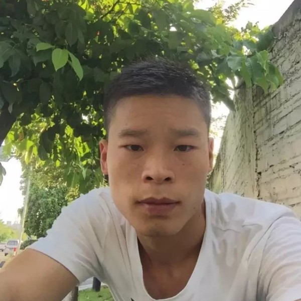 黑米泪了靓丽的照片
