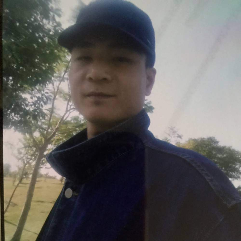 矮小拿手机的照片
