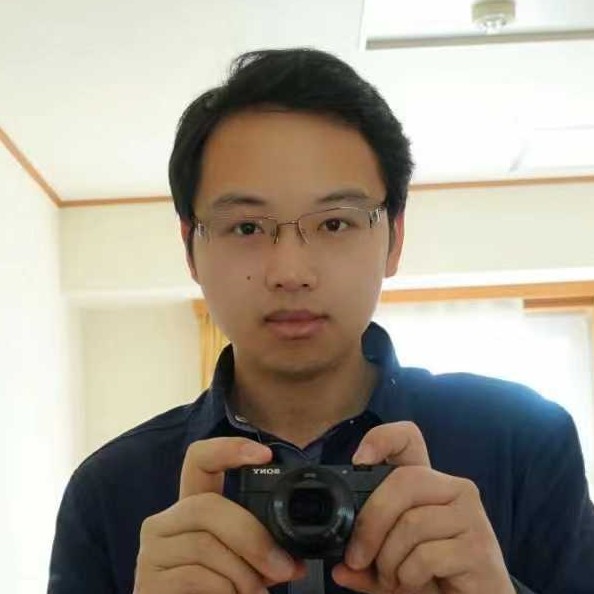 深情漫步微笑的照片