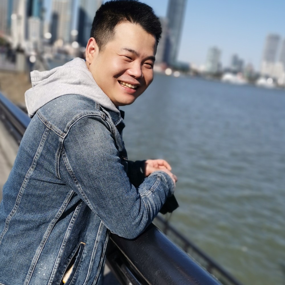 树叶倾心翩飞的照片