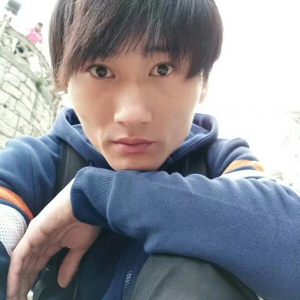 细腻回眸小伙的照片