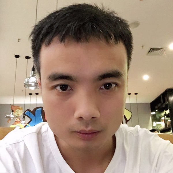 甜蜜深拥小天鹅的照片