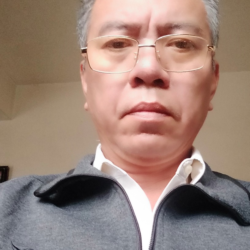 还单身闻花瓣的照片