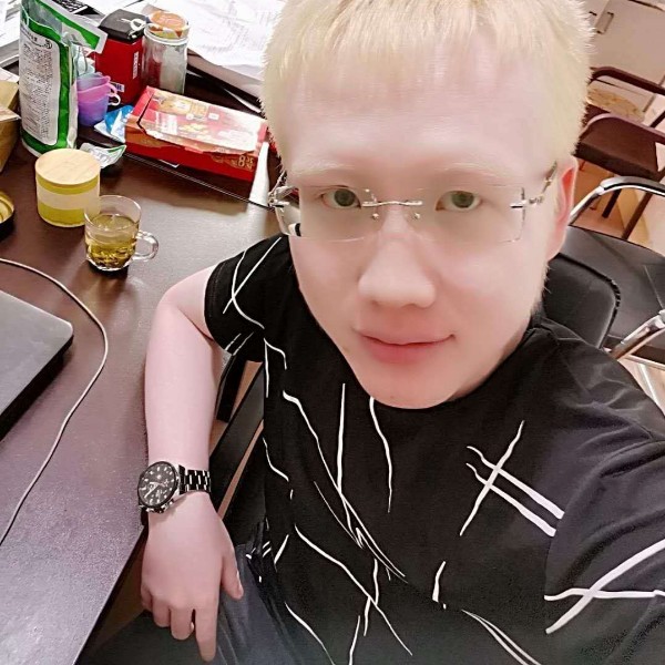 积极的小蜜蜂的照片