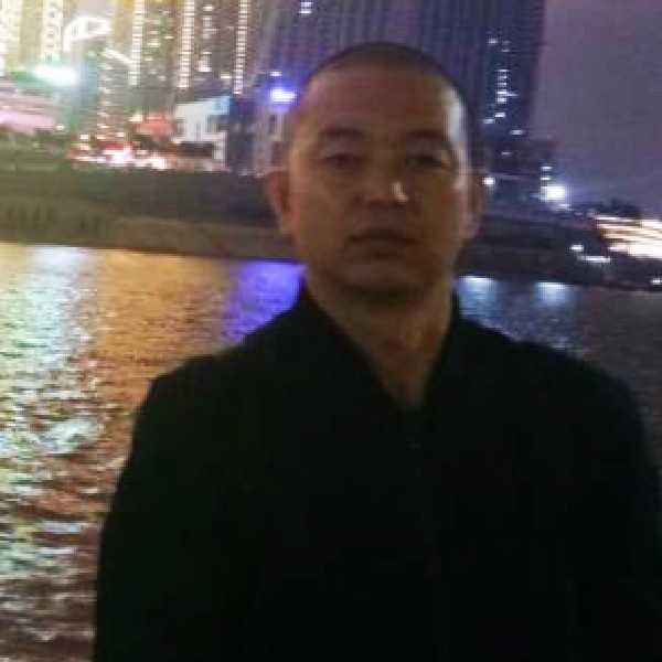 流浪在街角的人的照片