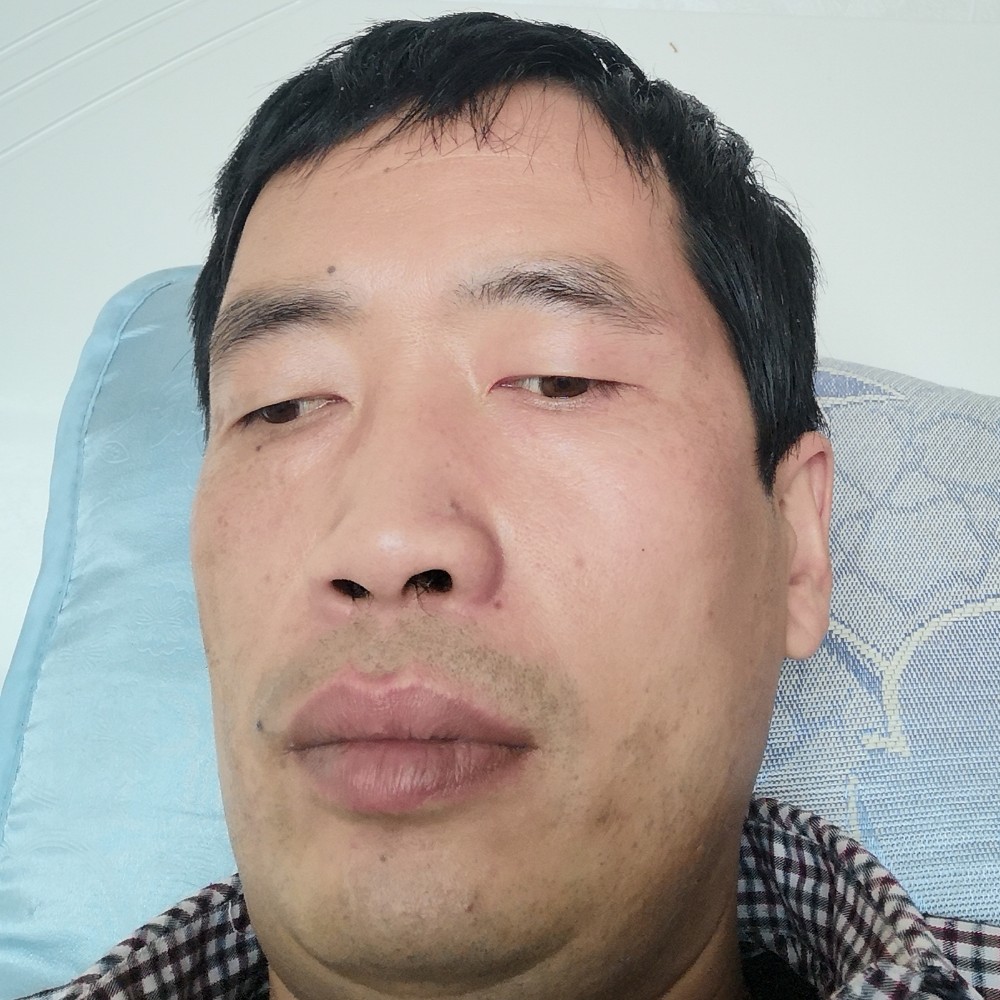 愤怒浅吻冥王星的照片