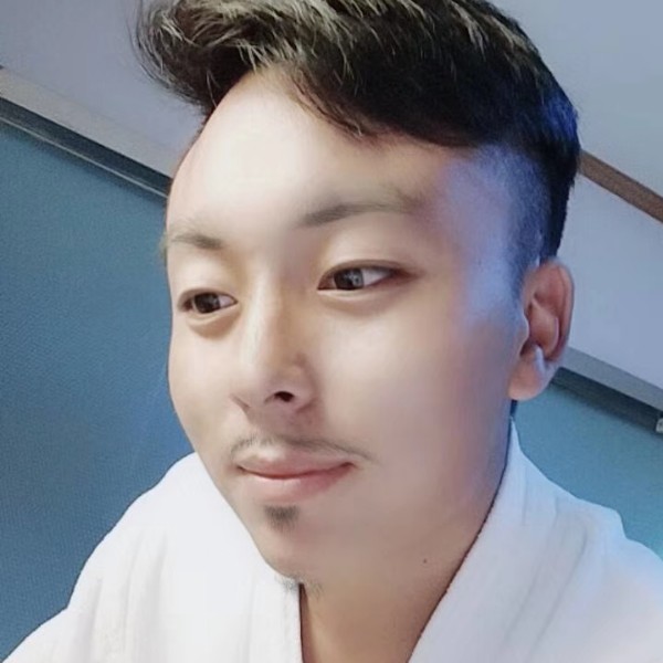 留胡子的路人的照片